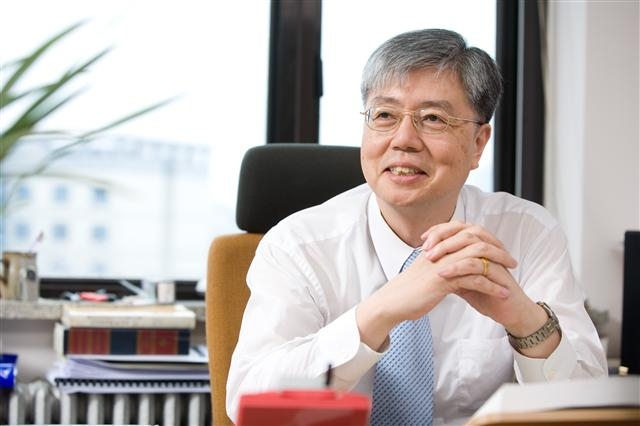 서울 마포구 백범로 서강대 법학전문대학원 사무실에서 만난 엄동섭 교수. 엄동섭 교수 제공