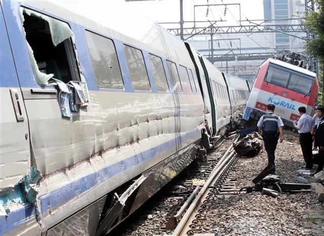 지난해 8월 31일 경부선 대구역에서 발생한 추돌사고로 KTX 열차와 무궁화호 기관차가 탈선한 현장에서 철도 관계자들이 조사하고 있다. 대구 연합뉴스