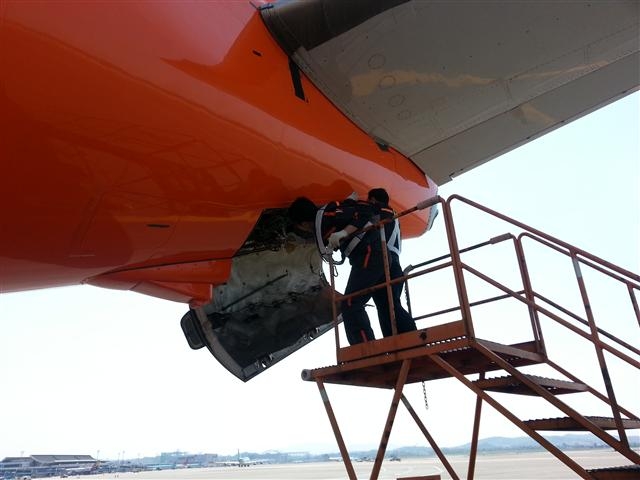 제주항공 관계자들이 지난 5일 서울 강서구 김포공항에 착륙한 제주항공 여객기에 대해 안전점검을 하고 있다.