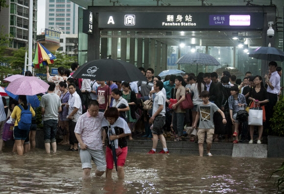 지난 11일 중국 광둥성 선전의 지하철 출구 앞 거리가 물에 잠겨 있다. 중국 국가홍수가뭄방재총지휘부는 8일부터 남부지역에 내린 폭우로 11일까지 121만 6000명의 이재민이 발생하고 3명이 숨졌다고 12일 밝혔다. 중국 중앙기상대는 13일부터 남부 지역에 100~110㎜의 폭우가 더 내릴 것으로 예보했다. 선전 AP 연합뉴스