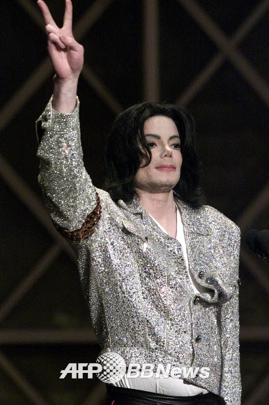 2002년 1월 2일 아메리칸 뮤직 어워드 시상식에서 마이클 잭슨