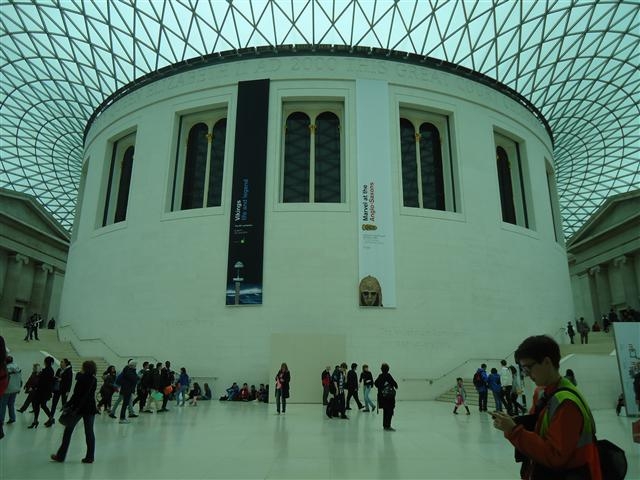 영국박물관의 밀레니엄프로젝트로 2000년 개축된 ‘엘리자베스2세 여왕의 대정원’ . 노먼 포스터는 뮤지엄의 도서관을 감싸는 링 형태의 거대한 유리 지붕을 얹음으로써 기존의 정체된 공간에 광장과 같은 활력을 불어넣었다.
