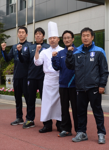 지난 7일 경기 파주 국가대표트레이닝센터(NFC)에서 열린 홍명보호 지원 스태프 미디어데이 행사에서 황인우(오른쪽부터) 의무팀장, 신동수 NFC 관리팀장, 김형채 조리장, 차윤석 장비담당관, 채봉주 비디오분석관이 필승을 기원하며 파이팅을 외치고 있다.  안주영 기자 jya@seoul.co.kr