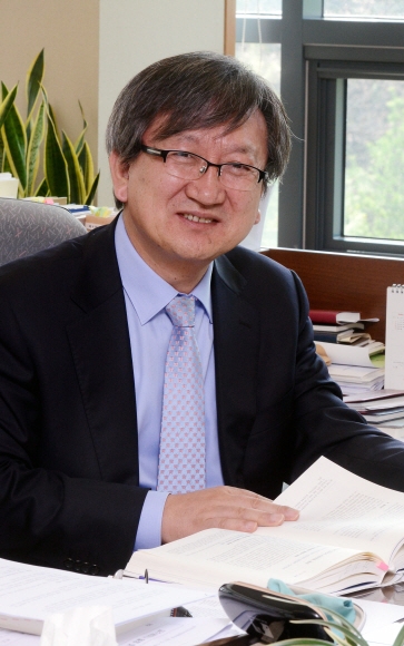 14일 서울 종로구 성균관로 성균관대 법학전문대학원에서 기업법무에 강한 플러스형 인재를 강조하고 있는 박광민 원장. 이종원 선임기자 jongwon@seoul.co.kr