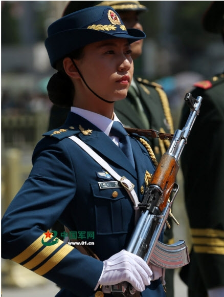 중국 여군의장대 첫 등장…전원 173cm 이상