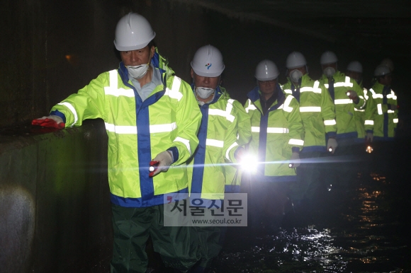 정몽준(왼쪽) 새누리당 후보가 16일 서울시 관계자들과 함께 광화문 지하 하수관로에 들어가 청계천 방면으로 흐르는 하수관 상황을 둘러보고 있다.  정연호 기자 tpgod@seoul.co.kr