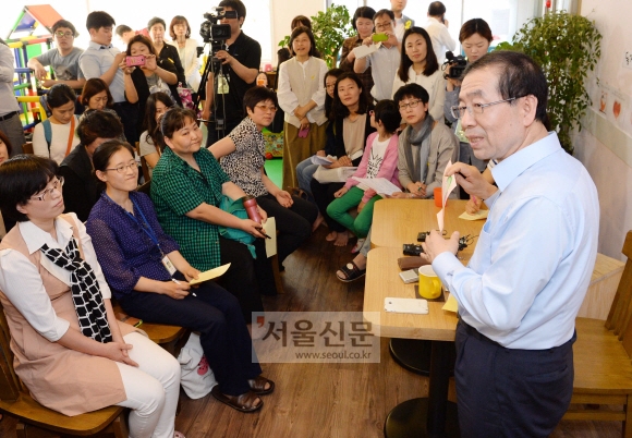 박원순(오른쪽) 새정치민주연합 서울시장 후보가 이날 동작구 상도동의 한 카페에서 엄마들의 모임인 ‘동작맘’ 회원들과 만나 정책간담회를 하고 있다. 이호정 기자 hojeong@seoul.co.kr