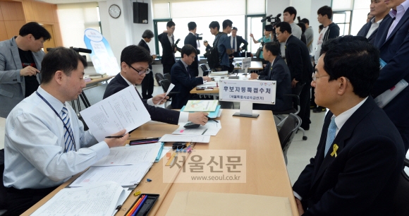 6·4 지방선거 후보 등록이 시작된 15일 서울 종로구 와룡동 서울시선거관리위원회에 마련된 후보자등록접수처에 후보자 또는 대리인들(책상 오른편)이 나와 후보 등록을 위한 서류를 제출하고 있다. 손형준 기자 boltagoo@seoul.co.kr