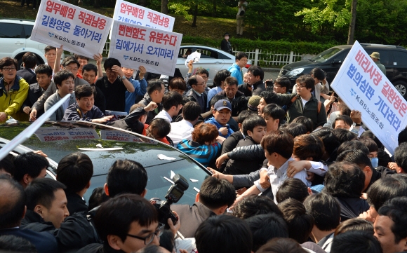 19일 오전 서울 여의도 KBS 본관 앞에서 길환영 KBS 사장을 태운 차량이 KBS 노동조합원들의 저지에 막혀 출근하지 못하고 되돌아가고 있다.  박윤슬기자 seul@seoul.co.kr