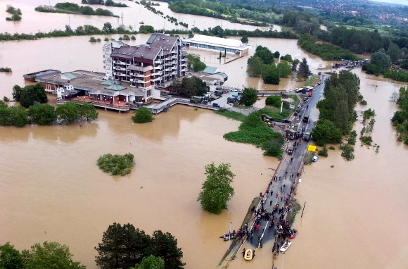 세르비아 120년 만에 최악 홍수 