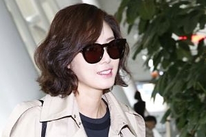 김성령 공항 패션, 우아함 뽐내며 칸 국제영화제 참석차 출국