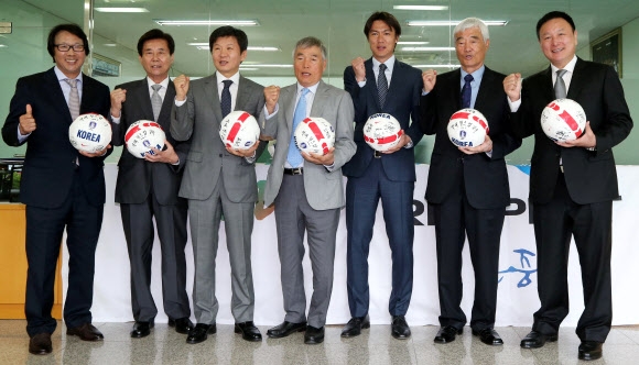 축구 국가대표팀 전임 감독들이 20일 경기 파주 대표팀트레이닝센터(NFC)에서 홍명보 감독과 오찬 모임을 갖기 전 사인볼을 든 채 브라질월드컵에서의 선전을 기원하고 있다. 왼쪽부터 조광래·김정남 전 감독, 정몽규 대한축구협회장, 이회택 전 감독, 홍 감독, 김호·허정무 전 감독. 연합뉴스