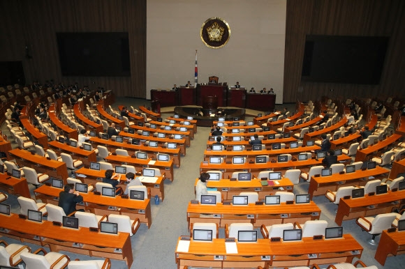 세월호 침몰사고에 대한 긴급현안질의가 계속된 21일 오후 국회 본회의가 정족수 미달로 개회가 지연되고 있다.   연합뉴스