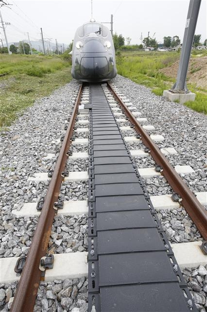 열차 위 전차선 대신 철로 바닥에 설치된 전선을 통해 무선으로 전력을 받아 달리는 열차. 한국철도기술연구원 제공 