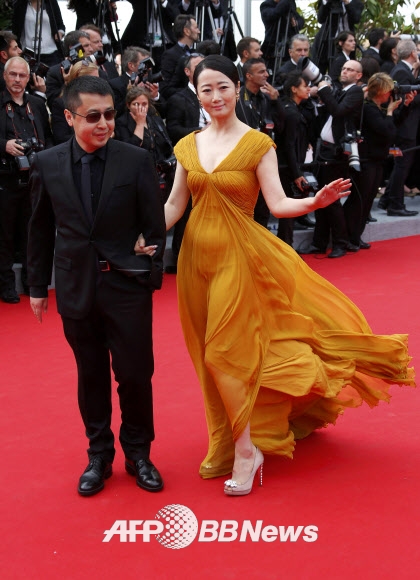 제67회 칸 국제영화제에 참석한 중국 영화배우 자오 타오(Zhao Tao)의 드레스가 바람에 휘날려 굴곡 몸매를 가감없이 보여주고 있다.<br>ⓒ AFPBBNews=News1