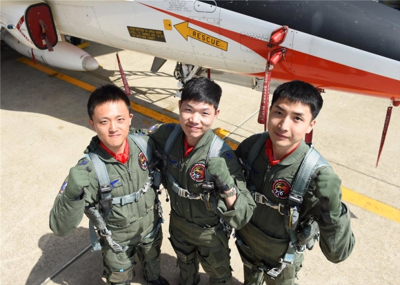 해병대 전우로 22일 함께 신임 공군 조종사가 된 김준영(왼쪽부터), 김태건, 정지원 중위가 T50 고등훈련기 앞에서 결의를 다지고 있다. 공군 제공
