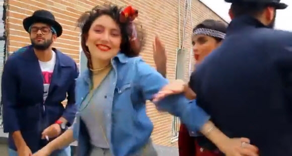 이란인 남녀 6명이 미국 가수 패럴 윌리엄스의 히트곡 ‘해피’(Happy)에 맞춰 춤을 추고 있는 모습.  유튜브 화면 캡쳐