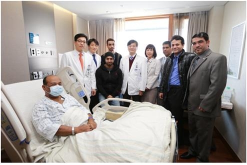 신장이식 수술을 받기 위해 지난해 말 아랍에미리트연합(UAE)에서 한국으로 온 술탄알자비(왼쪽)가 서울대병원 입원실에서 자신을 치료한 의료진들과 기념촬영을 하고 있다.  서울대병원 제공