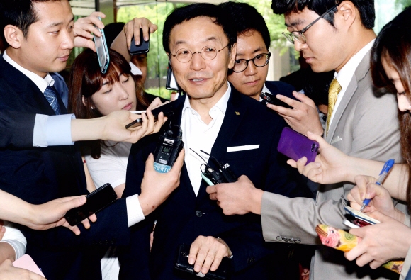 이건호 국민은행장이 23일 서울 영등포구 여의도동 KB국민은행 본점에서 열리는 긴급 이사회에 참석하기에 앞서 기자들의 질문을 받고 있다. 