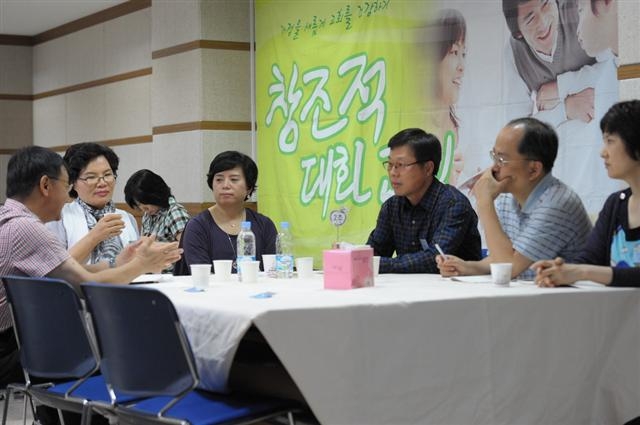 대화교실에 참가한 부부들이 어떻게 하면 대화를 잘할 수 있을지에 대해 이야기하고 있다. 서울신문 포토라이브러리