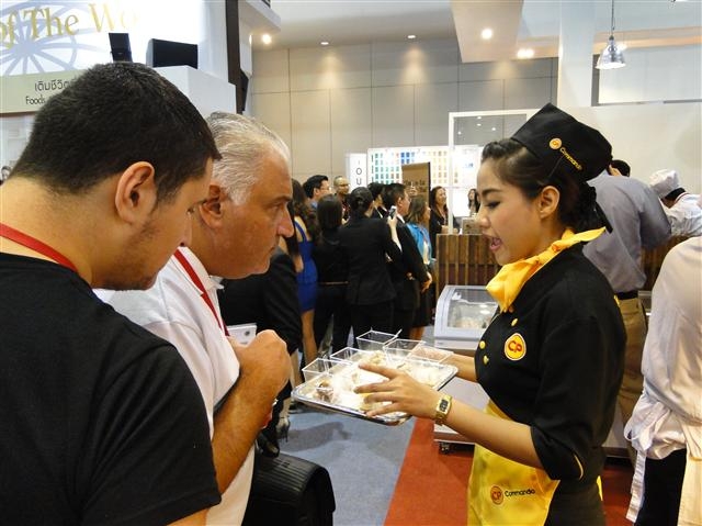 지난 21일 열린 타이펙스를 방문한 외국 바이어들이 태국 최대 식품 기업인 CP 부스에서 음식을 맛보기 전 직원의 설명을 듣고 있다.