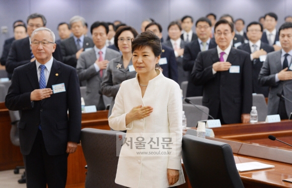 박근혜 대통령이 26일 오후 서울 종로구 정부서울청사 국제회의장에서 열린‘공공기관 정상화 워크숍’에 참석해 국민의례를 하고 있다.  이언탁기자 utl@seoul.co.kr