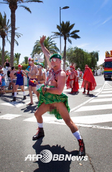 24일(현지시간) 스페인 그란 카나리아에서 열린 ‘마스팔로마스(Maspalomas) 국제 카니발 축제’에서 성기 노출 퍼포먼스를 하는 참가자 ⓒ AFPBBNews=News1