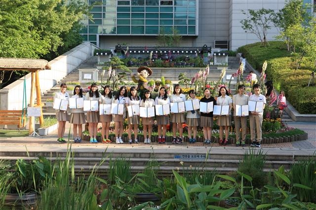 1년간 짜투리 용돈을 모아 100만원의 장학금을 기탁한 한양사대부고 지식나눔 동아리 회원들이 장학금 전달 뒤 구청 앞 광장에 모여 뜻을 다지고 있다. 성동구 제공