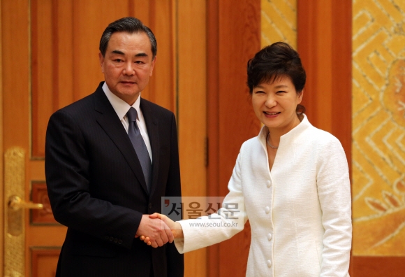 박근혜 대통령이 26일 청와대를 예방한 왕이 중국 외교부장과 악수를 나누고 있다.  이언탁 기자 utl@seoul.co.kr