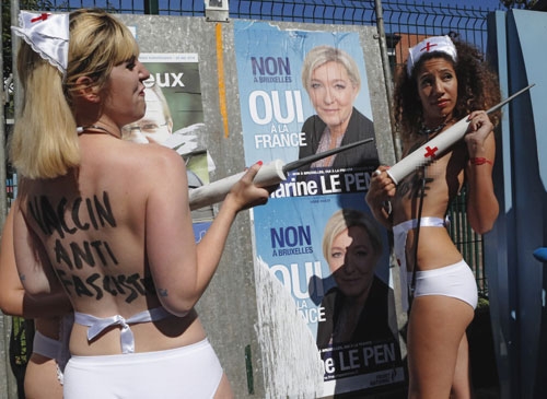 25일(현지시간) 프랑스 북부 헤닌-보몬트(Henin-Beaumont)의 유럽의회 선거 투표소에 반(反)파시스트 백신(Vaccin Anti Fascists)이라는 메시지를 반라에 적은 여성인권단체 ‘피맨(FEMEN)’ 뉴시스AP