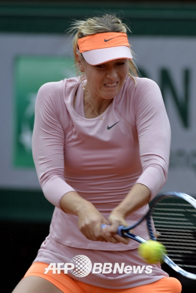 26일(현지시간) 프랑스 롤랑갸로(Roland Garros)에서 열린 2014 프랑스오픈 테니스대회 여자 단식 1라운드에서 경기 중인 마리아 샤라포바(26,러시아) ⓒ AFPBBNews=News1