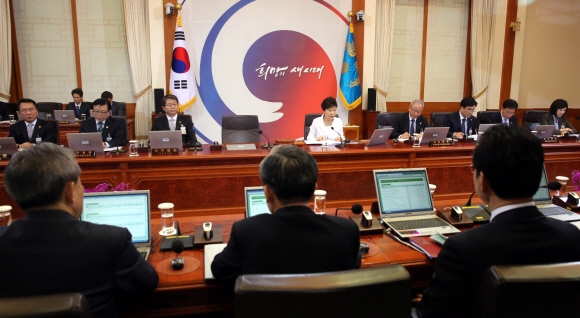 박근혜대통령이 27일 오전 청와대에서 열린 국무회의에서 모두발언을 하고 있다.  이언탁기자 utl@seoul.co.kr