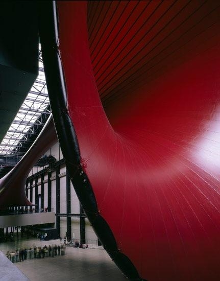 2002년 애니시 커푸어가 선보인 ‘마르시아스’. 반은 사람, 반은 동물의 종족인 마르시아스를 표현하기 위해 붉은색 거대한 나팔관을 터빈홀에 설치했다. 테이트 모던 제공