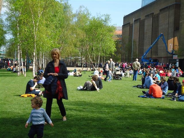 테이트 모던 앞 잔디공원은 언제나 산책 나온 사람들, 박물관 수업을 하는 학생들로 북적인다. 런던 함혜리 선임기자 lotus@seoul.co.kr