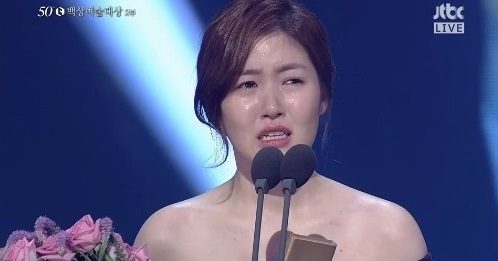 27일 제50회 백상예술대상 시상식에서 여자 최우수연기상 수상한 심은경이 울면서 수상소감을 밝히고 있다.