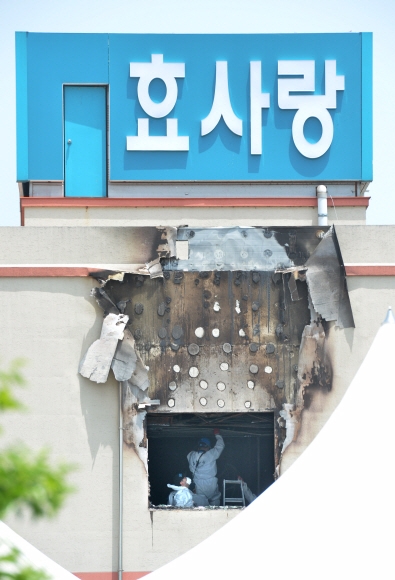 28일 화재로 21명이 사망한 전남 장성군 삼계면 효실천사랑나눔요양병원에서 경찰 과학수사반이 현장검식을 하고 있다. / 장성 손형준 기자 boltagoo@seoul.co.kr