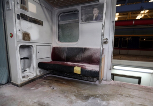 서울 지하철 3호선 도곡역 불…객실 내 화재 발생(속보)