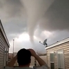 30m 코 앞 지나가는 토네이도 근접 촬영한 남성 화제