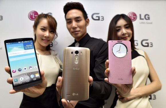 28일 서울 영등포구 여의도동 LG트윈타워에서 열린 LG G3 출시 기념 미디어 행사에서 홍보 모델들이 G3를 선보이고 있다. LG전자는 이날 전략 스마트폰인 G3를 서울과 런던, 뉴욕 등 국내외에서 동시 출시했다. 이종원 선임기자 jongwon@seoul.co.kr