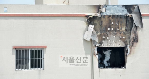 28일 화재로 21명이 사망한 전남 장성군 삼계면 효실천사랑나눔(효사랑)요양병원에서 경찰 과학수사반이 현장감식을 하고 있다.  손형준 기자 boltagoo@seoul.co.kr