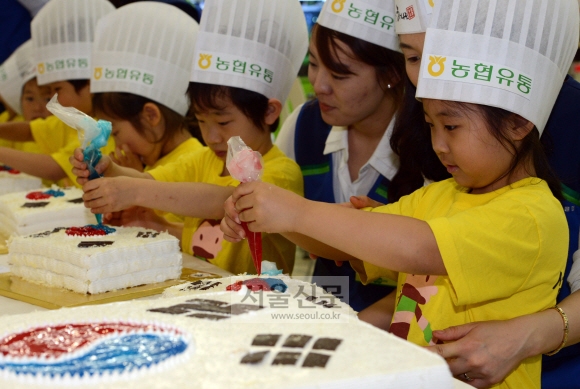 호국보훈의 달을 앞두고 농협유통이 29일 오전 농협하나로클럽 양재점에서 태극기 쌀케이크를 만드는 행사를 갖고 있다.  도준석 기자 pado@seoul.co.kr