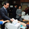 ‘투표용지 7장’ 박원순 사전투표 부인 강난희 씨와 함께[포토]