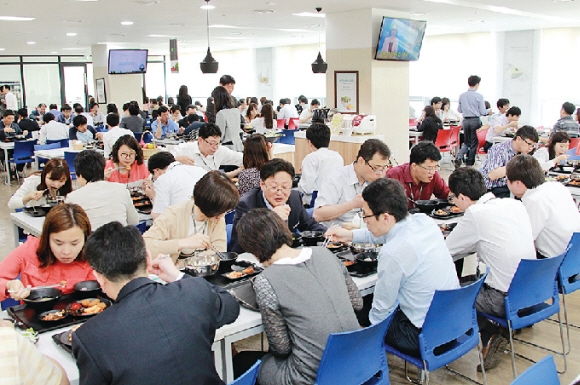 울산 혁신도시의 근로복지공단 직원들이 민원인들로 붐비는 구내식당에서 식사를 하고 있다.