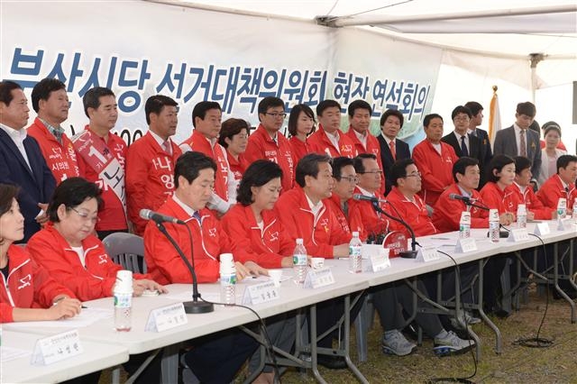 새누리당이 지난달 28일 부산 가덕도에서 중앙당·부산시당 전체회의를 열고 ‘가덕도 신공항’ 건설 결의문을 채택하고 있다. 서병수 새누리당 부산시장 후보 제공