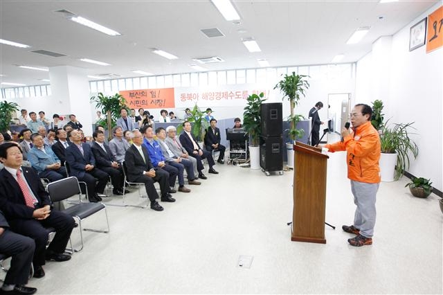무소속 오거돈 부산시장 후보가 지난달 27일 선거사무실에서 ‘범시민연합캠프’ 발족식을 하고 민자 유치를 통한 ‘가덕도 신공항’ 건설을 주장하고 있다. 오거돈 무소속 부산시장 후보 제공