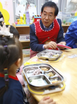 박원순, 앞치마 입고 어린이들 점심 배식[포토]