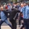 英 도심 버스 정류장 앞에서 벌어진 집단 난투극 현장 ‘살벌’