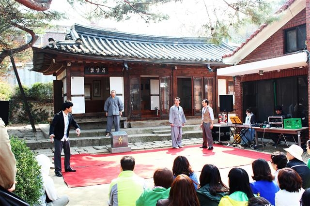 지난 4월 서울 성북구 성북동 심우장 마당에서 지역 문화를 둘러보는 ‘진경 아카데미’ 프로그램 중 만해 한용운의 삶을 소재로 한 뮤지컬이 공연되고 있다. 성북구 제공