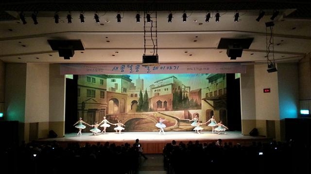 다양한 문화 공연을 지역민에게 무료로 제공해 왔다는 평가를 듣는 서초금요문화마당이 20주년을 맞았다. 사진은 발레 대중화를 위해 활동하고 있는 서울와이즈발레단의 공연 모습. 서초구 제공