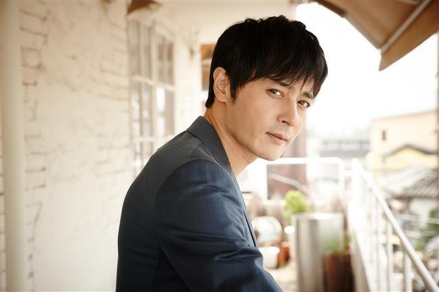 영화 ‘우는 남자’에서 냉혈한 킬러를 연기한 장동건이 영화 제목의 의미까지 친절히 설명한다. “주인공은 가슴으로 웁니다. 어린 시절 미국의 사막에 버려진 뒤 엄마에 대한 원망, 소녀를 죽인 죄책감 등이 뒤섞인 혼돈으로….”  CJ엔터테인먼트 제공